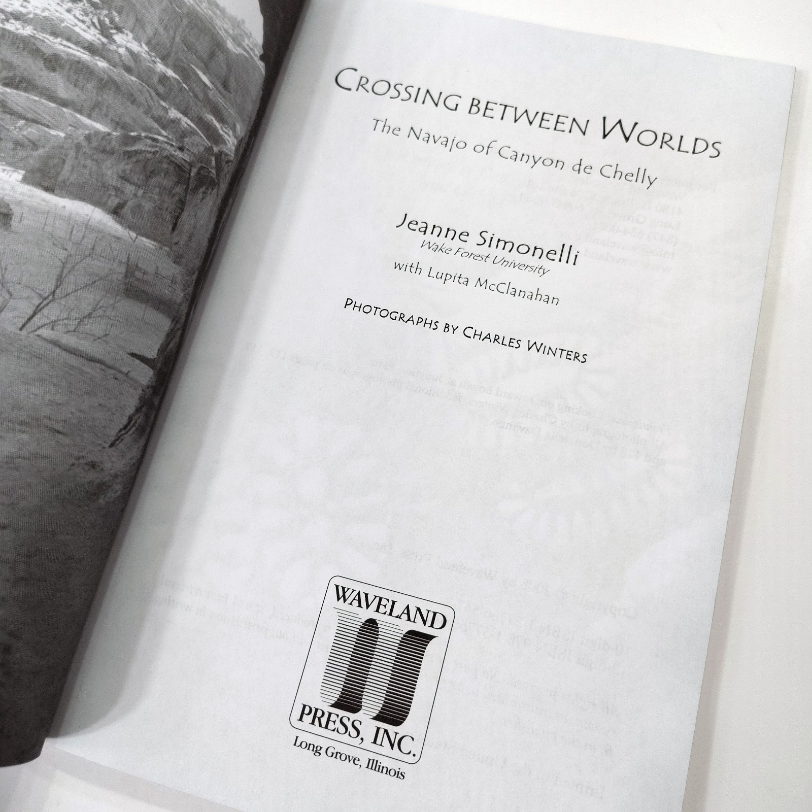 Crossing Between Worlds [VG+] The Navajo of Canyon De Chelly Jeanne M. Simonelli